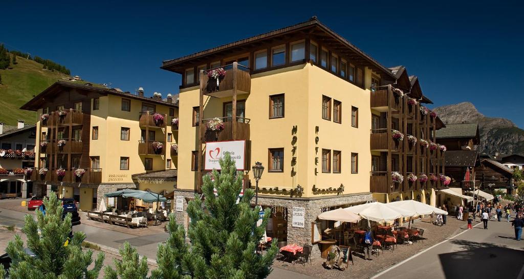 Hotel Touring Livigno Exterior photo